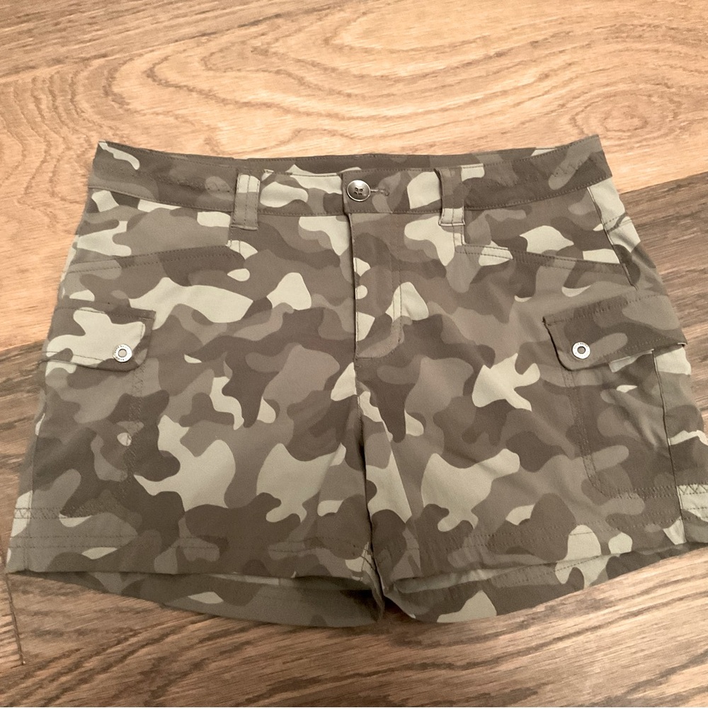 Eddie Bauer Horizon Cargo Shorts
Color: Dk Thyme Camouflage
Size: 6